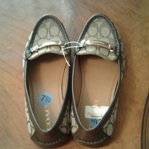 Brand New! COACH Signature Flats NWT + FRE…